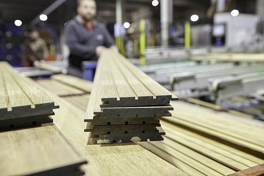 volgens profiel gezaagde planken