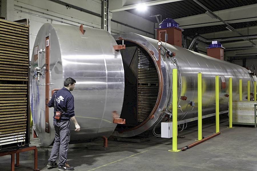 hout in thermische behandeling - deur machine wordt gesloten