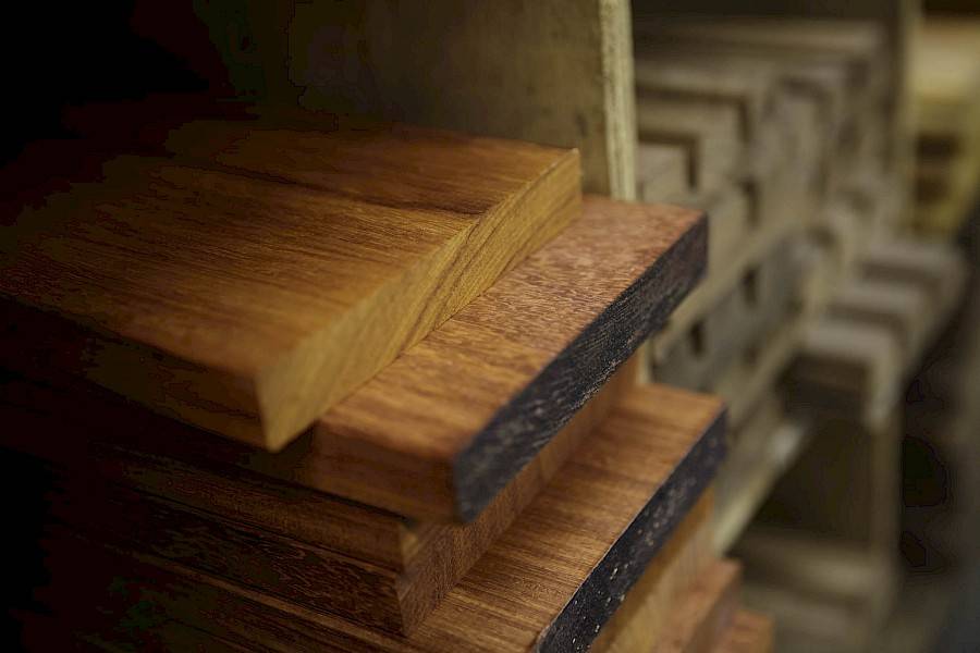 gekorte planken gestapeld